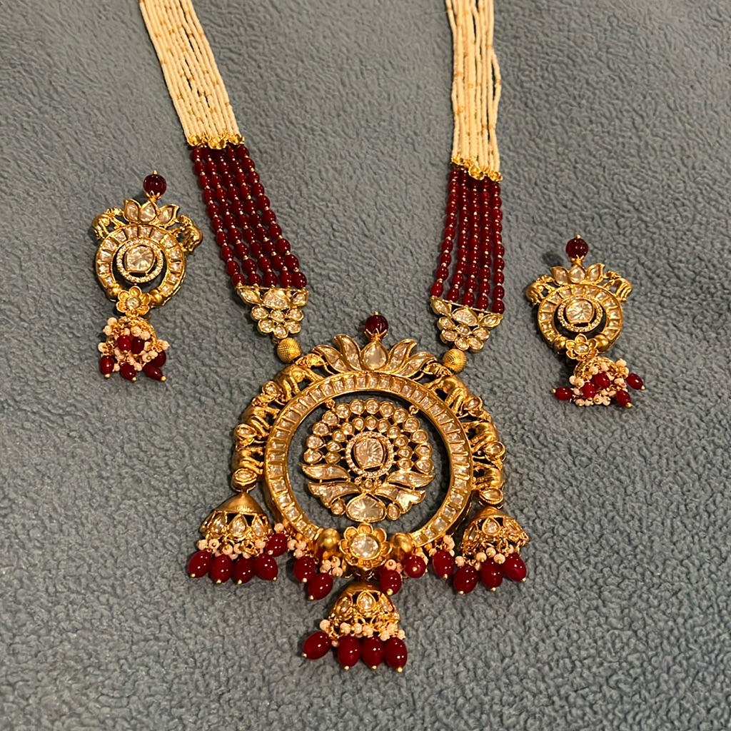 Women’s Gold/Pearl Necklace Set /Jewelry Set.